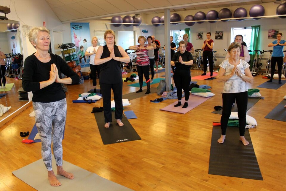 På Vima´s träningscenter finns det fem olika yogaklasser. I tisdags var det närmare 40 deltagare på ett av passen. Foto: Anna Borg