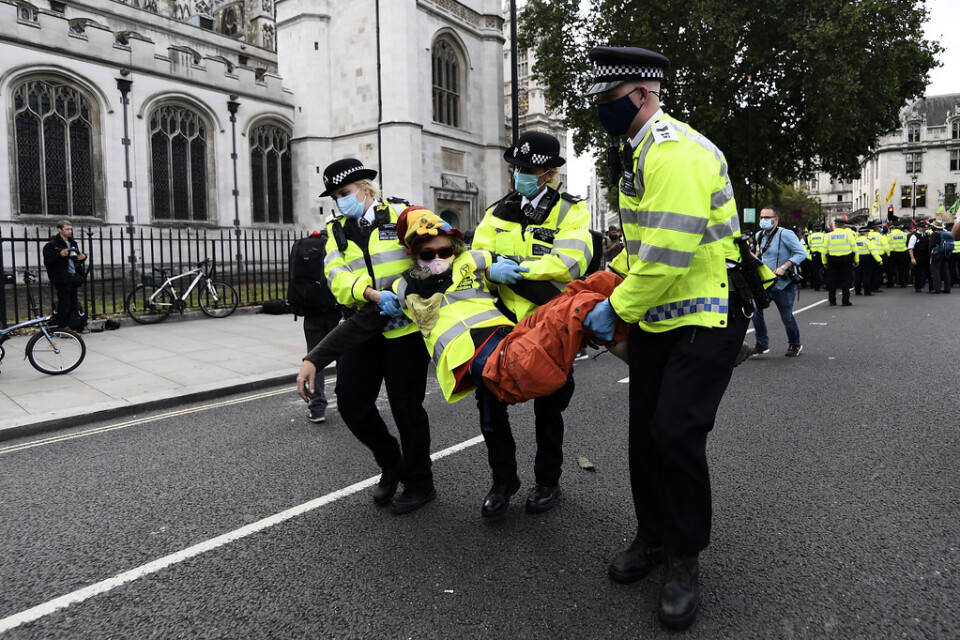 En aktivist från Extinction rebellion bärs bort efter en vägblockad i London. Arkivbild.
