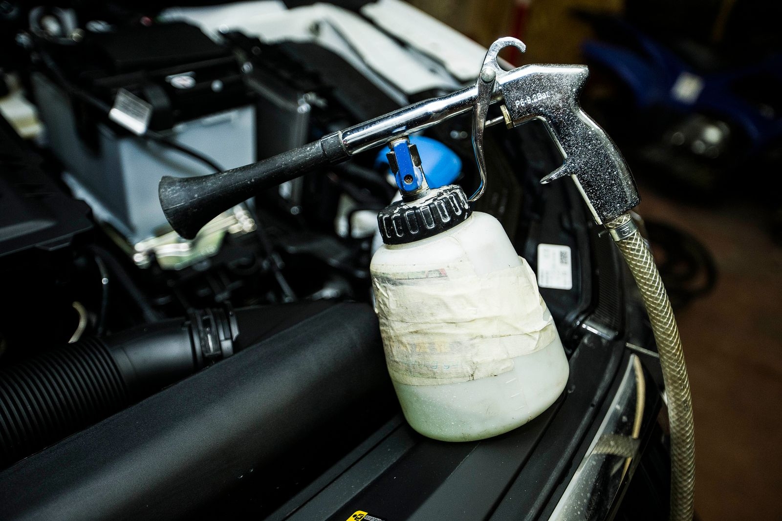Med en rengöringspistol kan man lättare rengöra bilens trånga utrymmen.