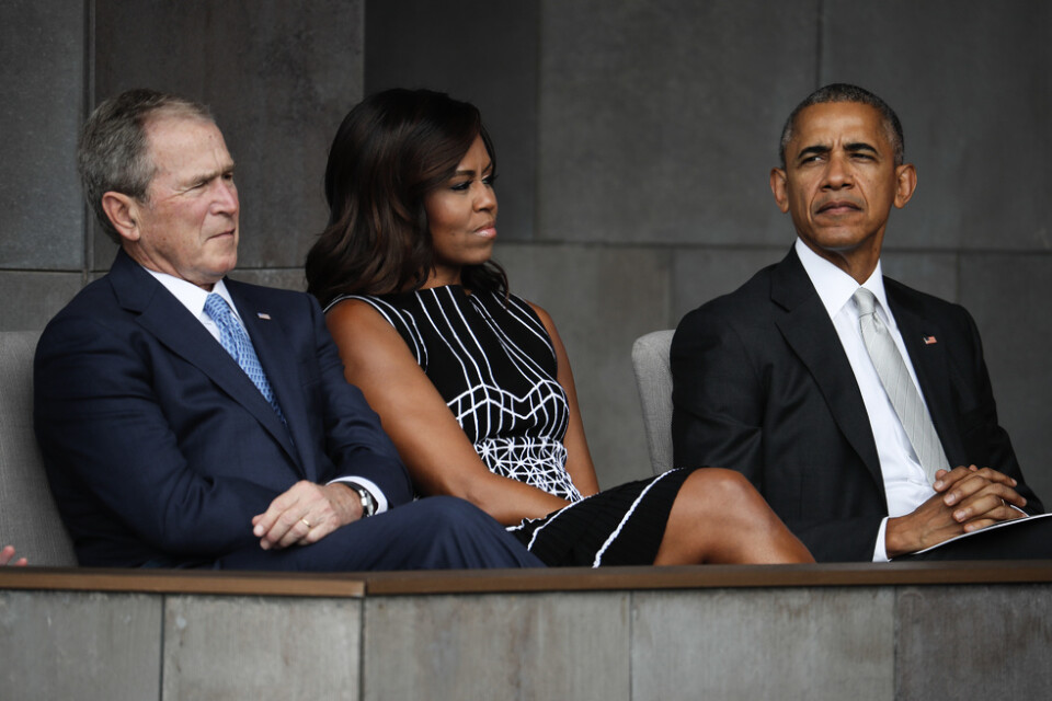 USA:s tidigare president George|W Bush tillsammans med dåvarande presidentparet Michelle och Barack Obama 2016.