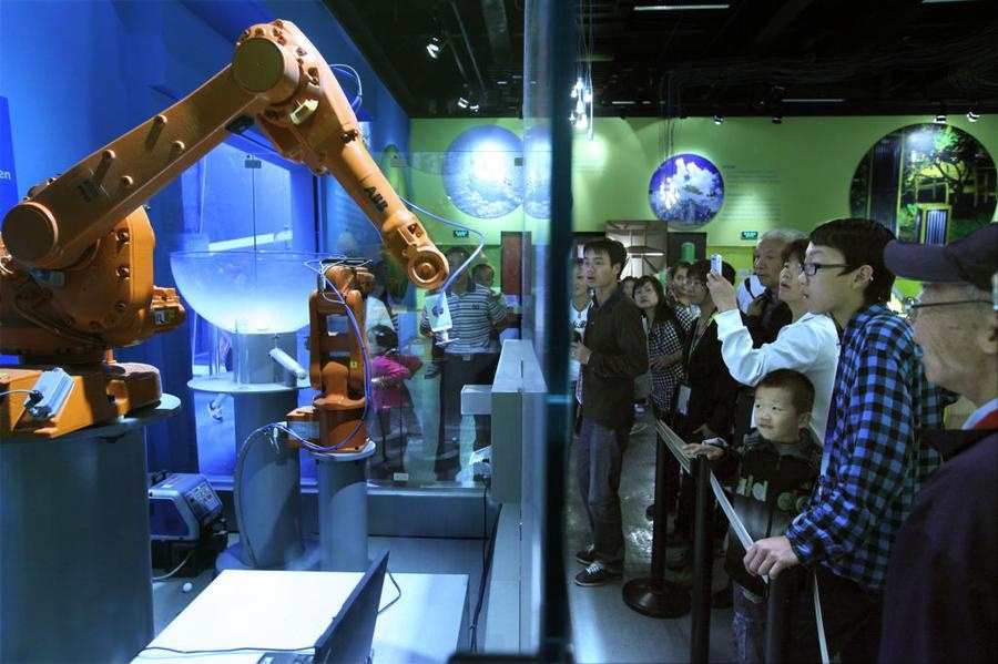 Robotar som ger de kinesiska besökarna varsin pingisboll leder till långa köer vid den svenska paviljongen.