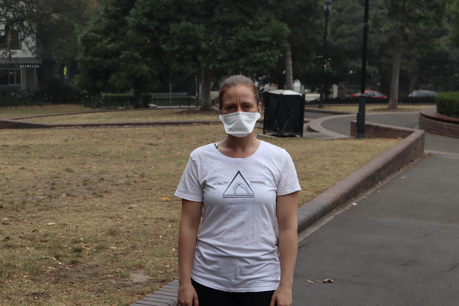 Fanny Ronkainen är uppväxt i Tyringe men bor sedan flera år i Australien. Hon är van vid hetta och hög luftfuktighet men röken som nu ligger över staden gör att hon får använda ansiktsmask. Foto: Privat