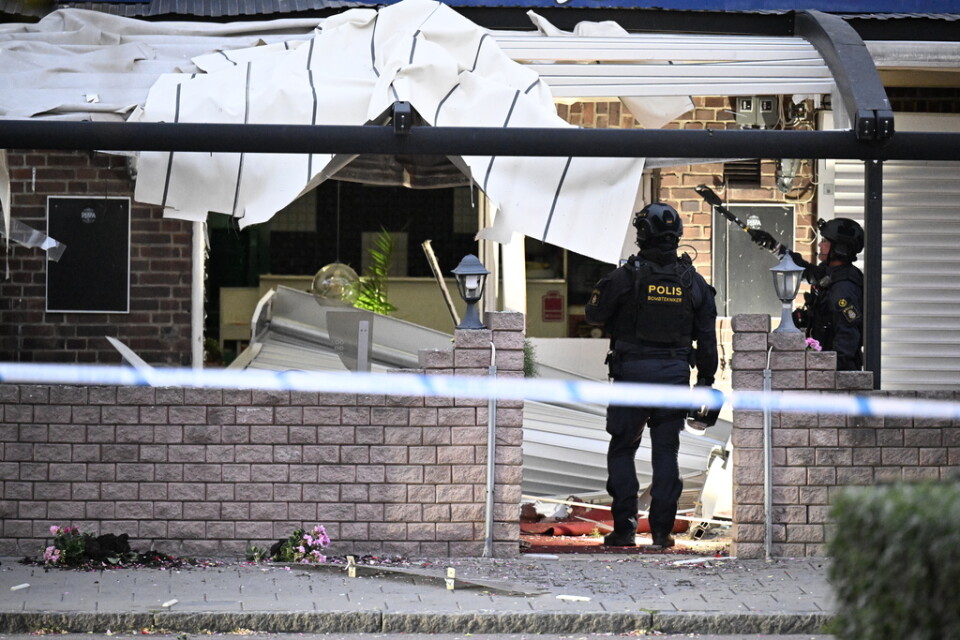 Polis och bombtekniker på plats vid en restaurangen på Artillerigatan i centrala Landskrona, tidigt på måndagsmorgonen.