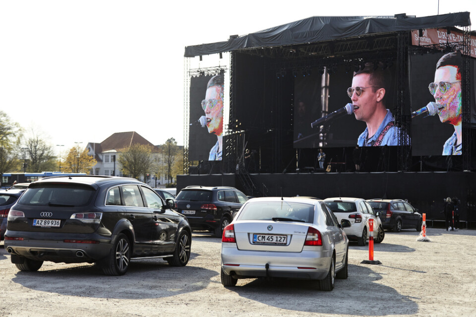 Danska artisten Mads Langer genomför en drive in-konsert i Aarhus. Arkivbild.