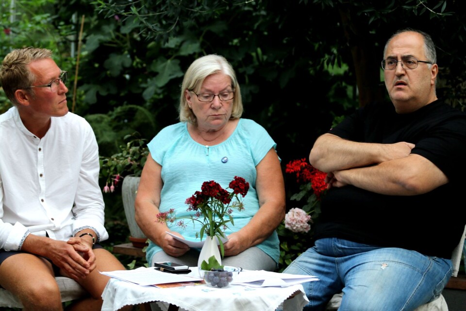 Peder Wendefors modererade. Här sitter han med Sverigedemokraterna Anna Letth och Wajdi Louis Azouri.