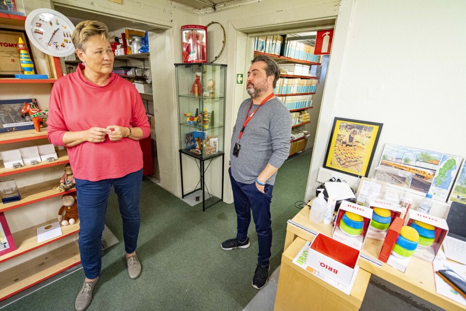 The work on the archives will take several years. ”We'll be ready with the wooden toys this year, but then there are so many other collections”, says Ann Häljesgård, here with Rami Iskif.