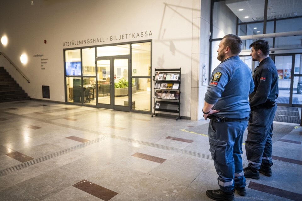 Både ordningsvakt och väktare krävs för att hålla ordning i kulturhuset.