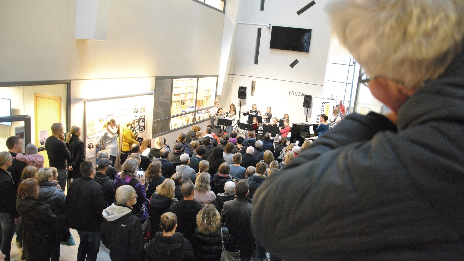 Elever från kulturskolan underhöll med musik och sång i kulturhusets foajé. 
Foto: Hans Bryngelson