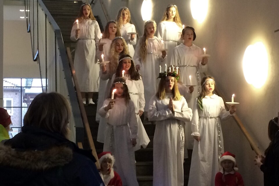 Luciasång från kulturhustrappan lockade många åhörare. Foto: Kristina Höjendal