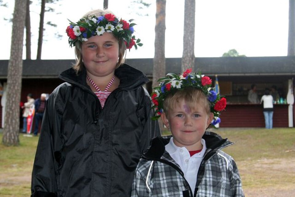 Petronella och Max Svensson var två av de glada vid hembygdsparken i Markaryd. Foto: Henrik Nordell