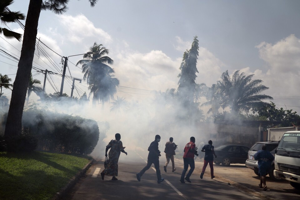 Anhängare till den ledande oppositionspolitikern Henri Konan Bédié och tårgas utanför dennes bostad i Abidjan.