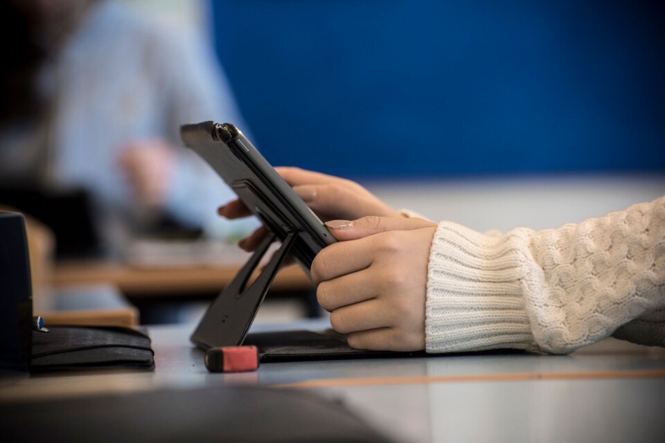Elev använder sin surfplatta i undervisningen. Digitala hjälpmedel är i dag vanliga i svensk skola.