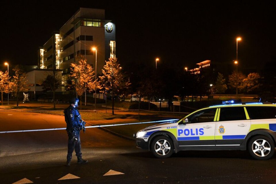 Polis med automatvapen utanför polishuset i Helsingborg efter den kraftiga explosionen.
