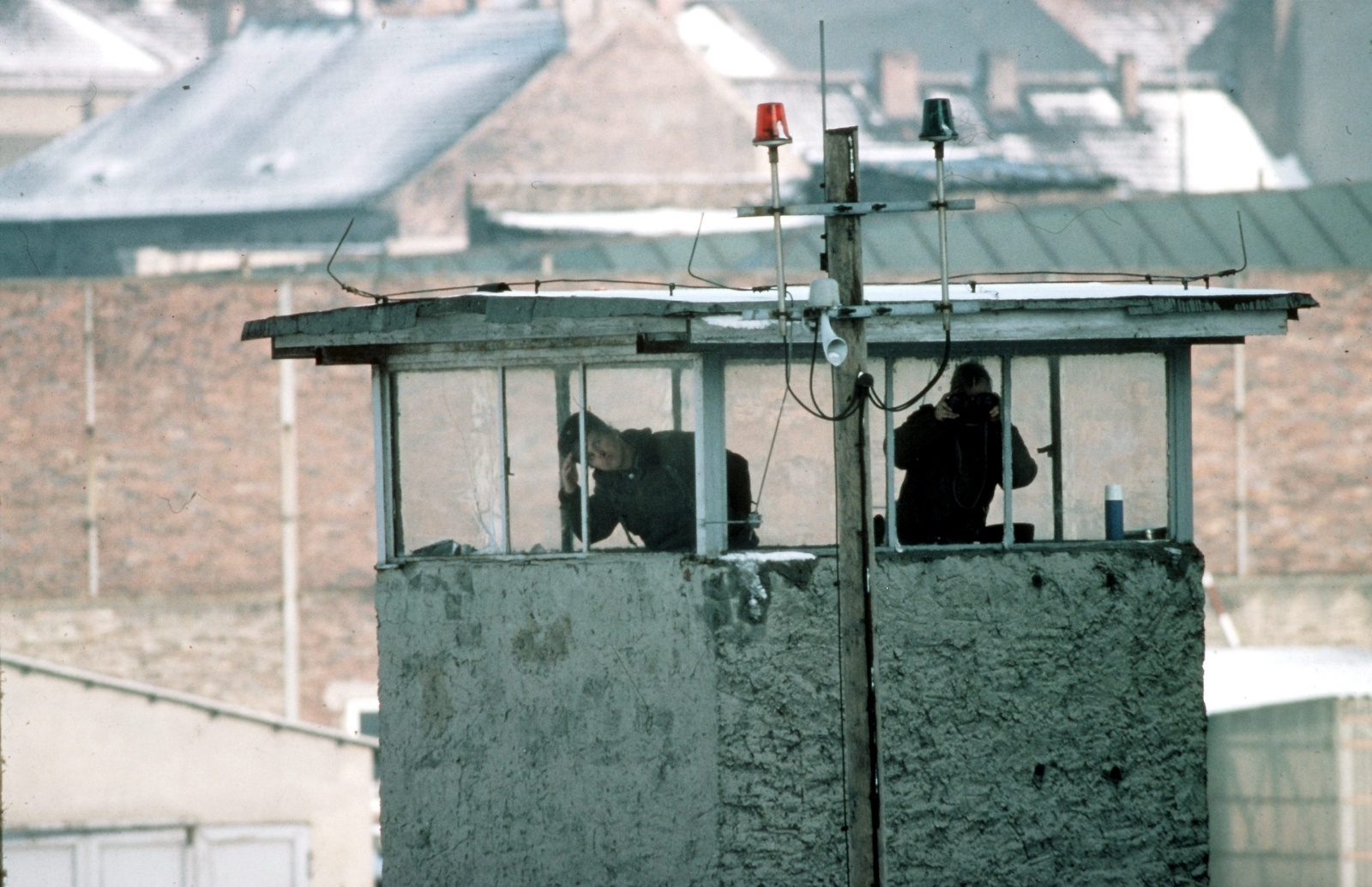 Ett enormt övervakningssystem upp. De som försökte fly var enligt DDR:s lagar kriminella.