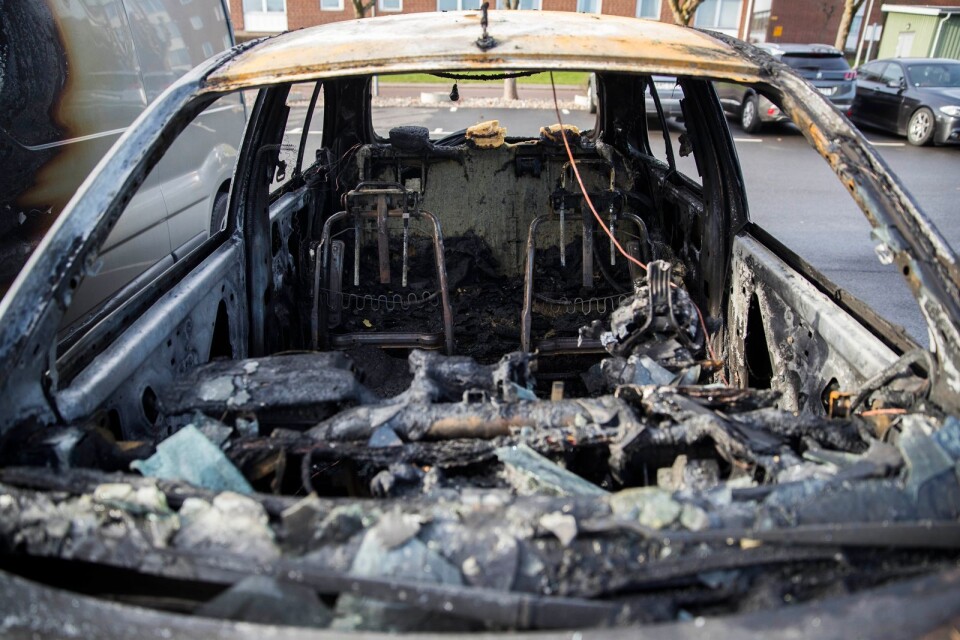 Insidan av bilarna blev helt utbrända. Även en fjärde bil rökskadades.