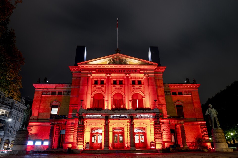 Norska Nationaltheatret lystes upp av rött ljus under en aktion för att visa kulturbranschens utsatthet under pandemin. Arkivbild.