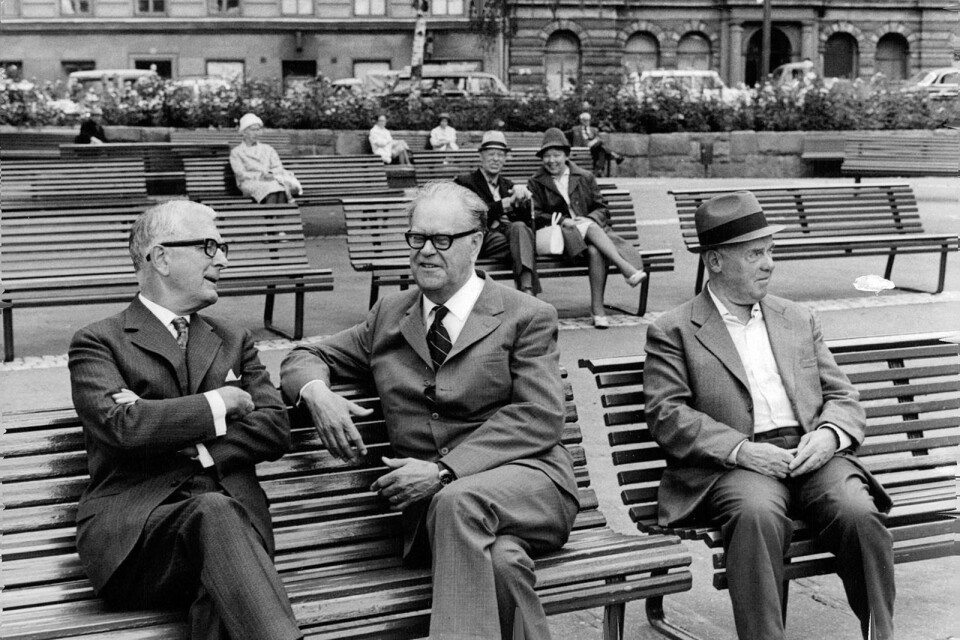 Andra tider var det allt när denna bild togs i Vasaparken i Stockholm 18 augusti 1970: Bertil Ohlin och Tage Erlander i samspråk.