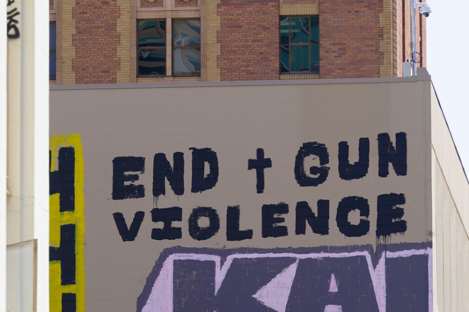 "Stoppa vapenvåldet" står det på en byggnad nära helgens masskjutning i Sacramento, Kaliforniens huvudstad.
