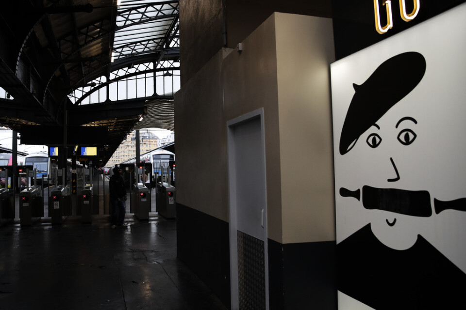 Tågperronger på stationen Gare de L'Est i Paris står tomma då strejken stoppat stor del av trafiken.