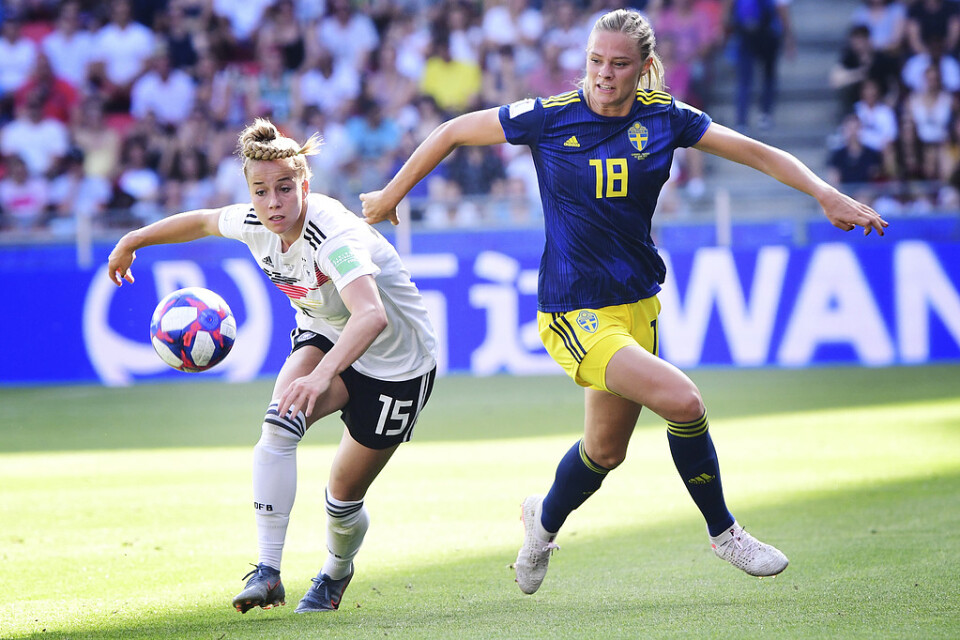 Fridolina Rolfö, till höger, här i svenska landslagströjan, byttes ut med en skadekänning i debuten för Wolfsburg. Arkivbild.