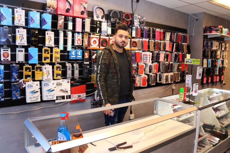 Alaa Abdelrazeq jobbar i butiken Smartteknik som ägs av hans bror Mohammad Abdelrazeq. I disken som slogs sönder under det första inbrottet låg mobiltelefoner som gärningspersonerna fick med sig från platsen enligt butiksägarens anmälan till polisen.