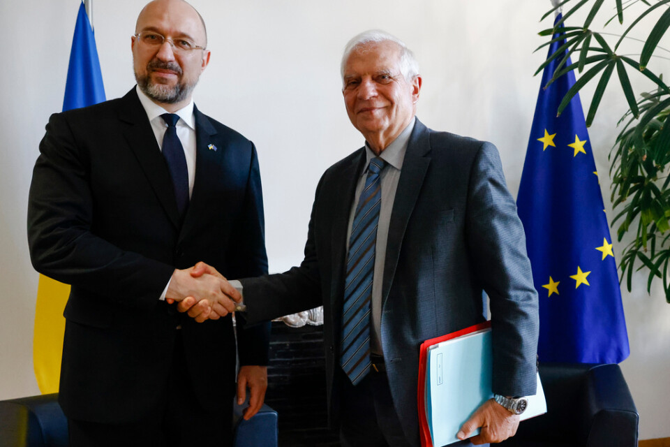 Ukrainas premiärminister Denys Sjmyhal skakar hand med EU:s utrikeschef Josep Borrell i Bryssel.
