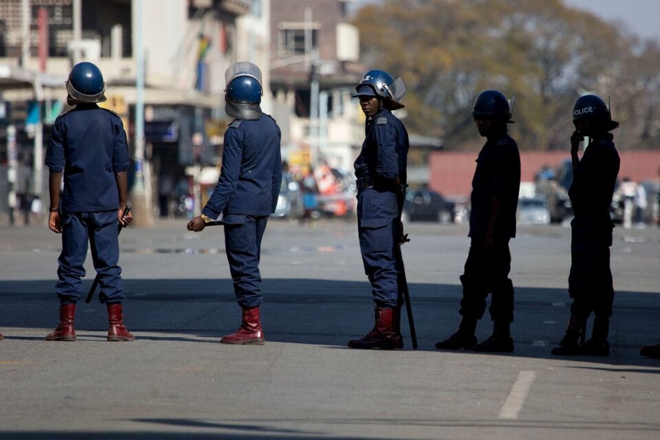 Polis har spärrat av gatorna runt oppositionspartiet MDC:s högkvarter.