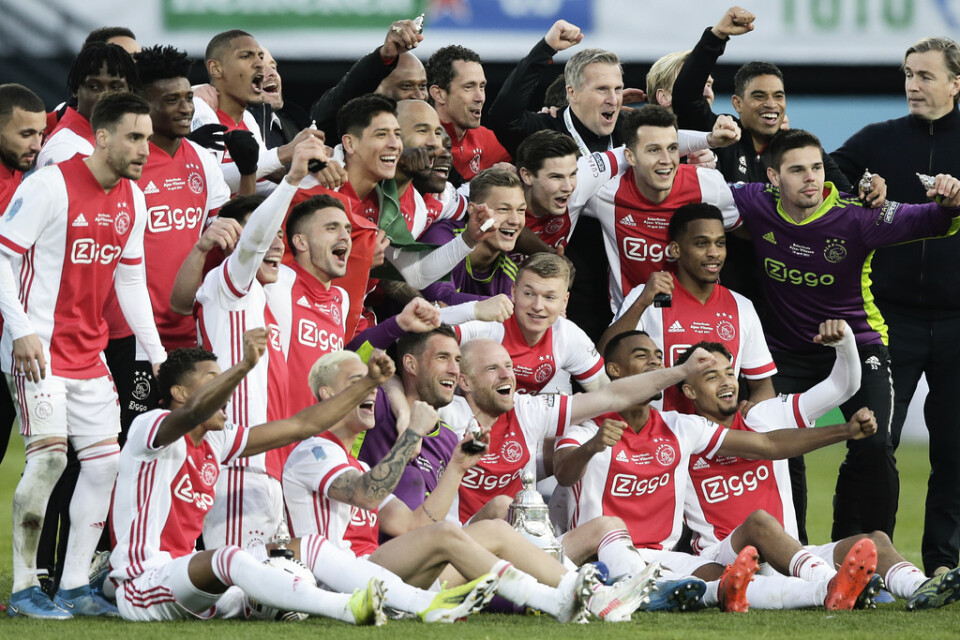 Ajax delar med sig av ligapokalen till supportrarna. Arkivbild.