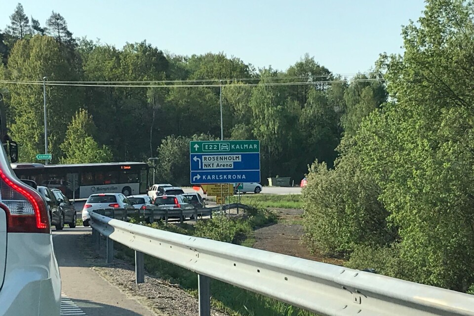 Här uppstår nästa propp i trafiken när alla som kommer västerifrån till  Karlskrona dirigeras om via Rosenholmsinfarten.