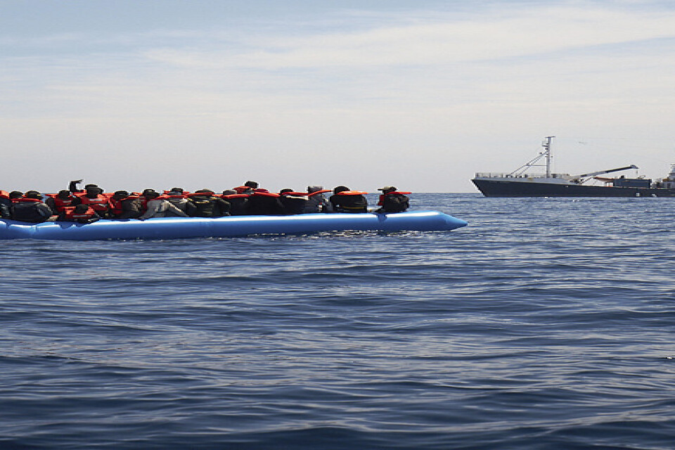 Migranter på en gummibåt i havet utanför Libyens kust. Observera att bilden är tagen i ett annat sammanhang.