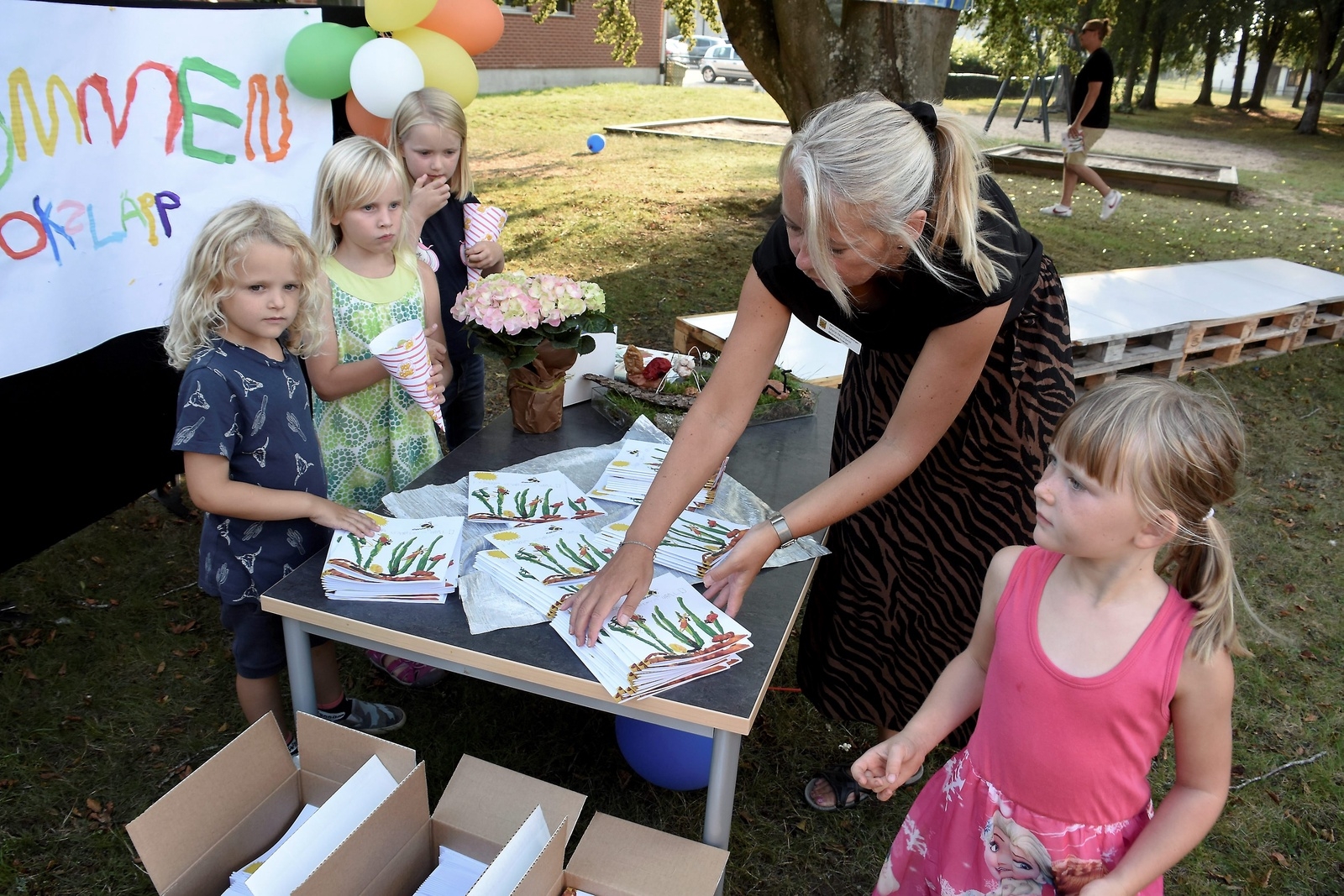 Bergmanska förskolan i Vinslöv ger ut en insektsbok. Dantel Lindborg, Elna Johansson, Jill Wärnestedt och Ellen Höglund.