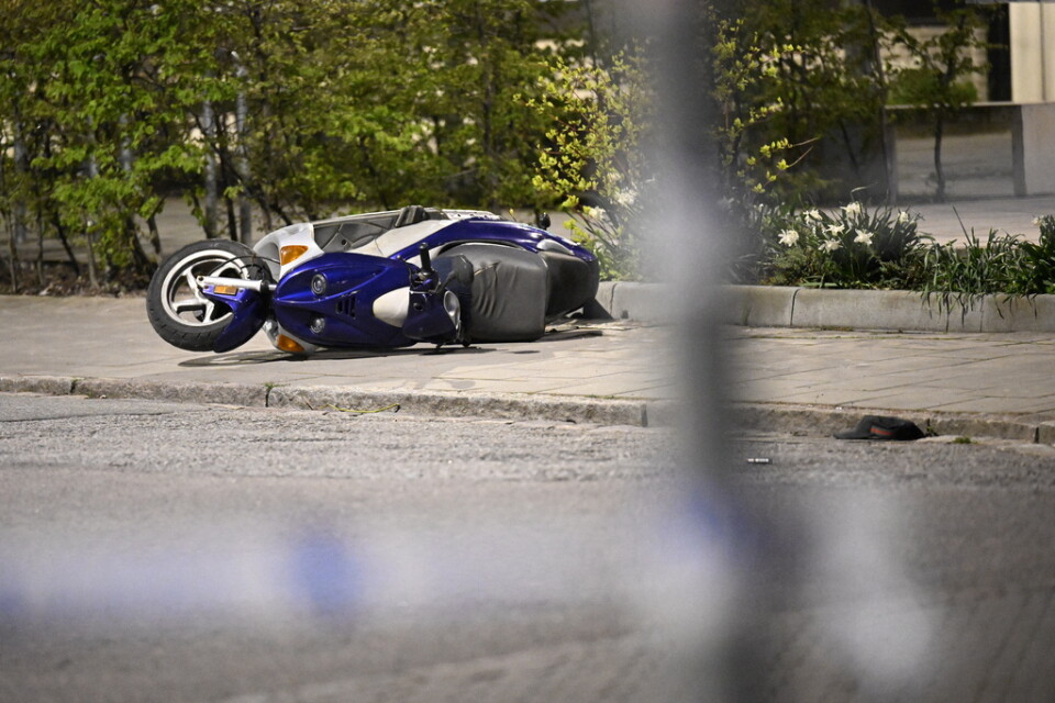 Polisen har spärrat av kring en moped i Malmö efter en misstänkt knivskärning natten till lördagen.