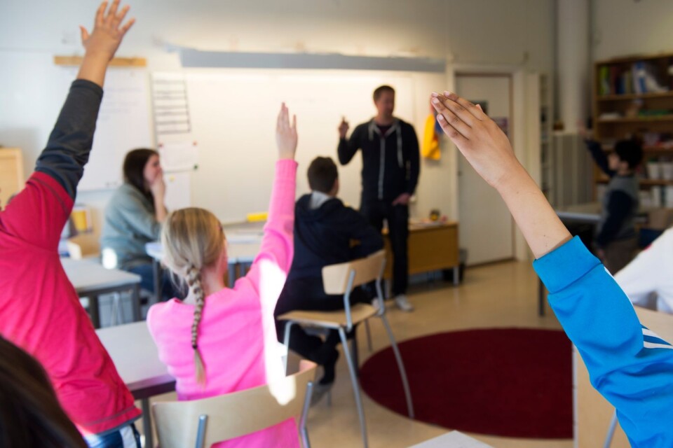 Nyanlända och elever med annat modersmål än svenska har svårt att nå målen i skolan. Nu ska de få mer stöd.