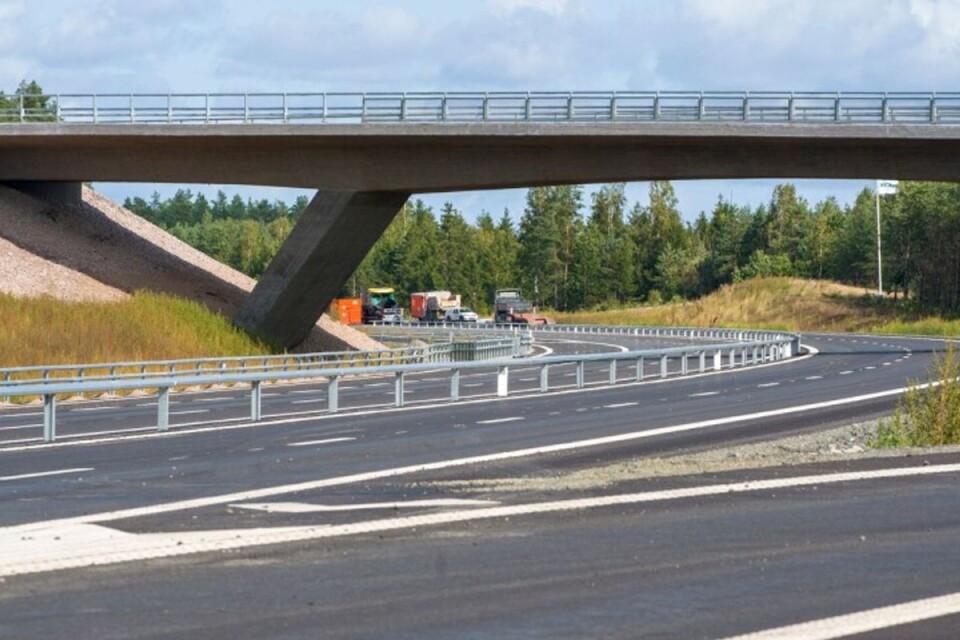 Den 10 december kan trafiken börja köra på den nya sträckan av E22, ett halvår tidigare än planerat. Här är vägen vid Vä/Mosslunda.