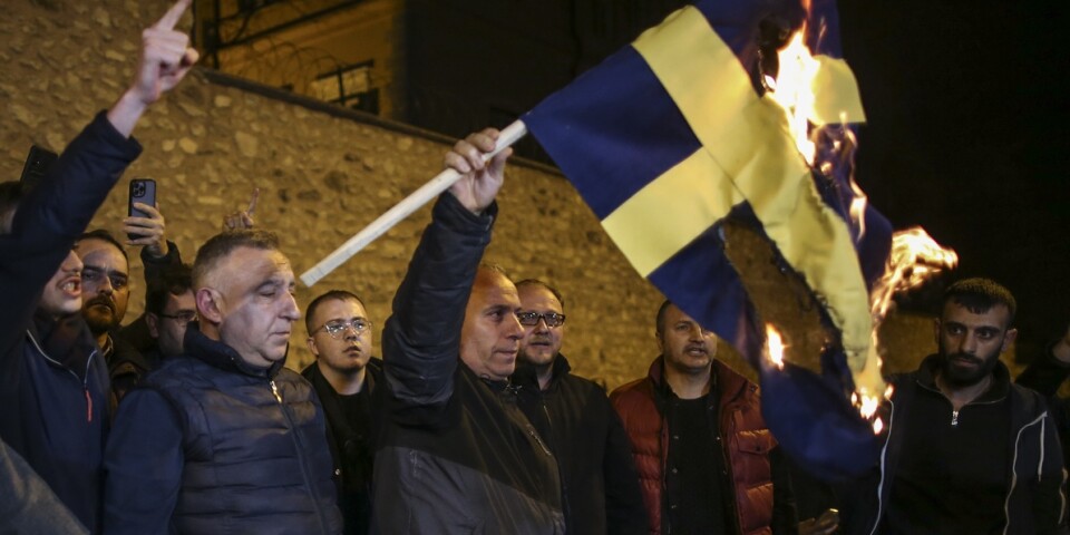 Svenska flaggan eldas upp utanför det svenska konsulatet i Istanbul, samma dag som Rasmus Paludan eldar upp koranen utanför turkiska ambassaden i Stockholm.