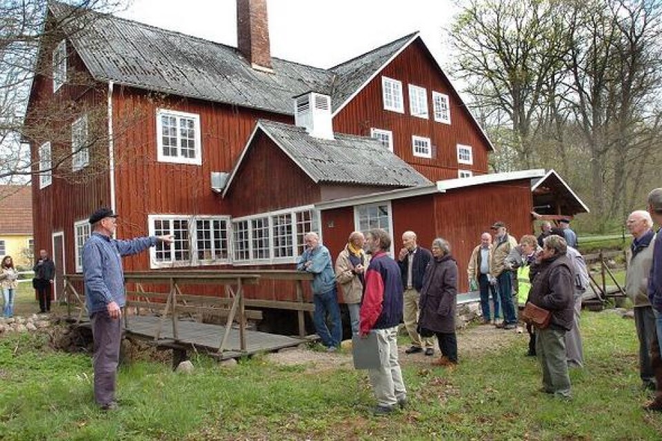 Den röda träbyggnaden uppfördes av Olof Jönsson Olcén under 1800-talets första hälft. Familjen Liedman sålde spinneriet när Sydkraft fick tillstånd att dämma upp Helge å.