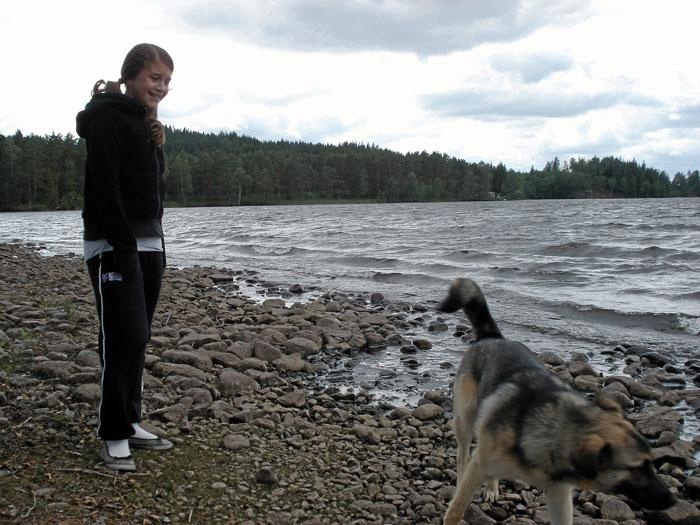Inanna med hunden Lizzy väntar på badvädret vid en utflykt till St. Hålsjön. Foto: Elisabeth Kostin.