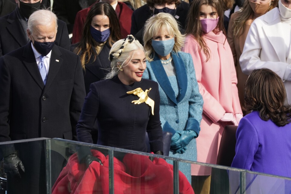 Artisten Lady Gaga flankerad av presidentparet Joe och Jill Biden.