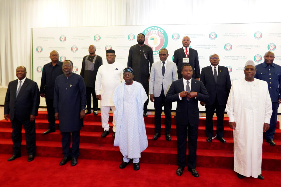 Nigerias president Bola Tinubu, längst fram i mitten, tillsammans med andra västafrikanska ledare inför samarbetsorganisationen Ecowas möte i Abuja i torsdags.