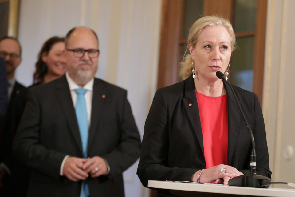 Kulturminister Jeanette Gustafsdotter (S) och näringsminister Karl-Petter Thorwaldsson (S) presenterar nya ekonomiska stöd med anledning av pandemin. Bild från när den nya regeringen presenterades.