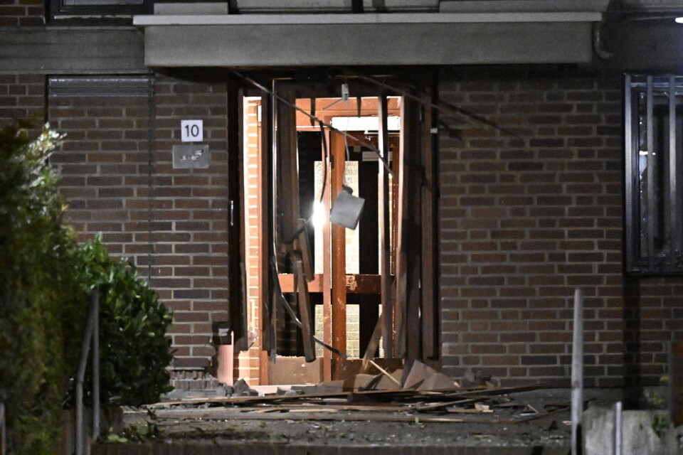 En port till ett flerfamiljshus i Helsingborg förstördes i en detonation natten till måndagen.