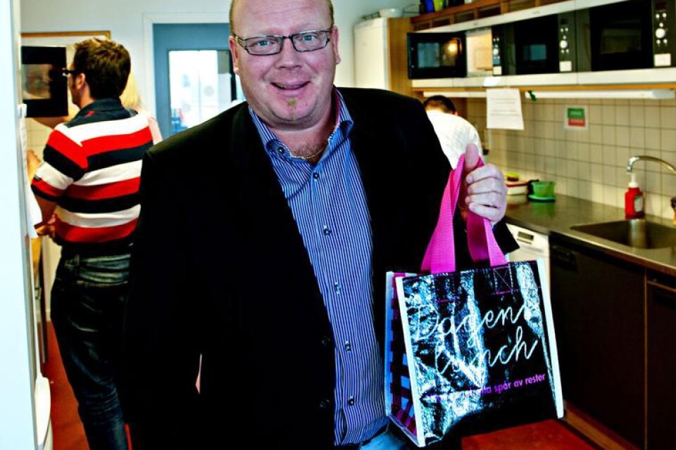 Marknadschef Joakim Ekberg är känd för sina genomtänkta lunchlådor och sin lunchväska med texten: Dagens lunch ? kan innehålla rester.