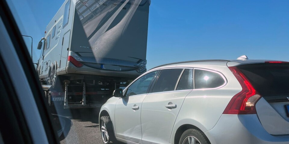 Bil och lastbil stod stilla på Ölandsbron.