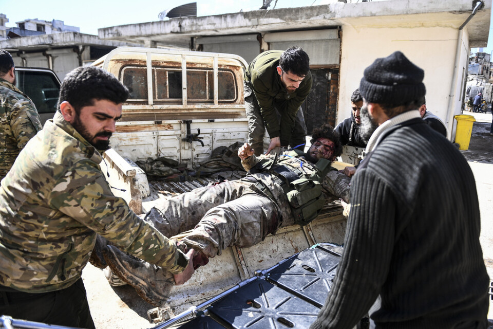 Turkiet-stödda styrkor tar hand om sina sårade i Sarmin i nordvästra Syrien. Bild från den gångna helgen.