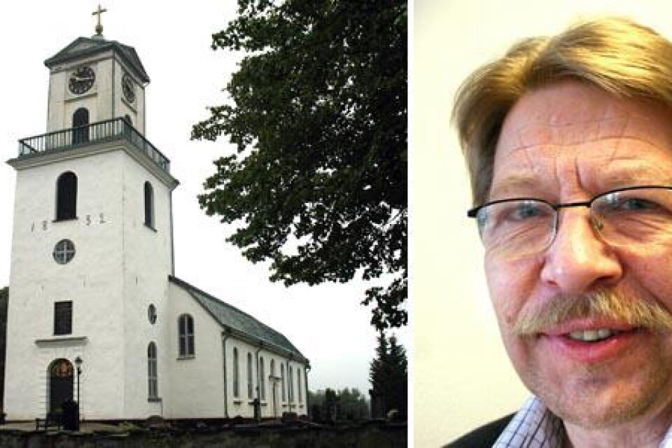 Klarade sig. Rolf Persson (S) drabbades av hjärtinfarkt och hjärtstillestånd mitt under studentavslutningen i Jämshögs kyrka i onsdags. Tack vare ett rådigt ingripande av sjukvårdskunniga personer i kyrkan räddades han tillbaka till livet.