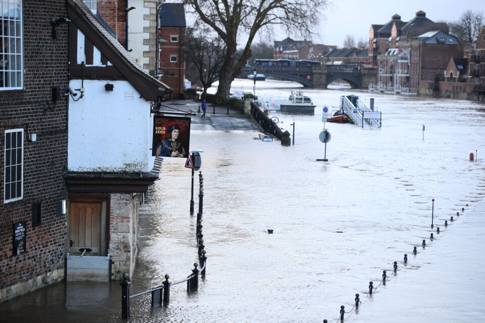 En översvämmad gata i York i Storbritannien efter att stormen Ciara slagit till.