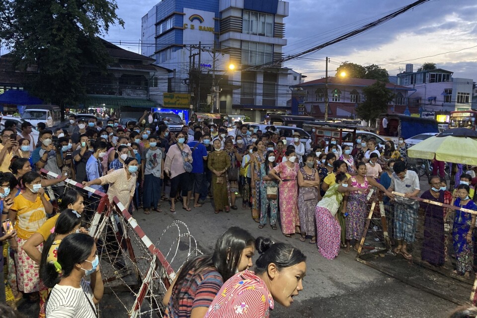 Många väntar på sina anhöriga utanför fängelset Insein i Rangoon.