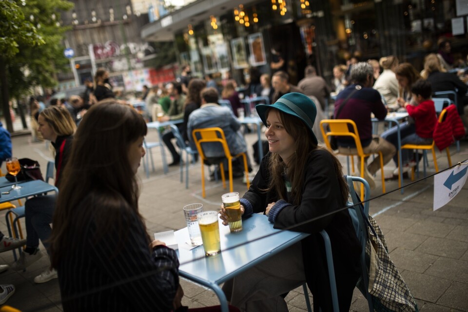 Barliv i Bryssel i juni, då landets caféer och restauranger tilläts öppna igen efter den mest akuta coronakrisen. Nu tvingas stadens barer återigen att stänga. Arkivfoto.