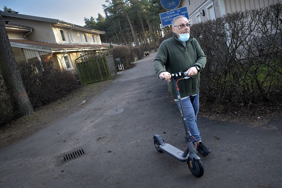 Per Erlandsson i Åhus välte med elsparkcykel – nu söker han efter personerna som hjälpte honom.