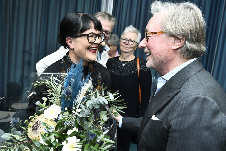 Therese Svanström gratuleras av Björn Rosengren, TCO-ordförande i början av 1990-talet.